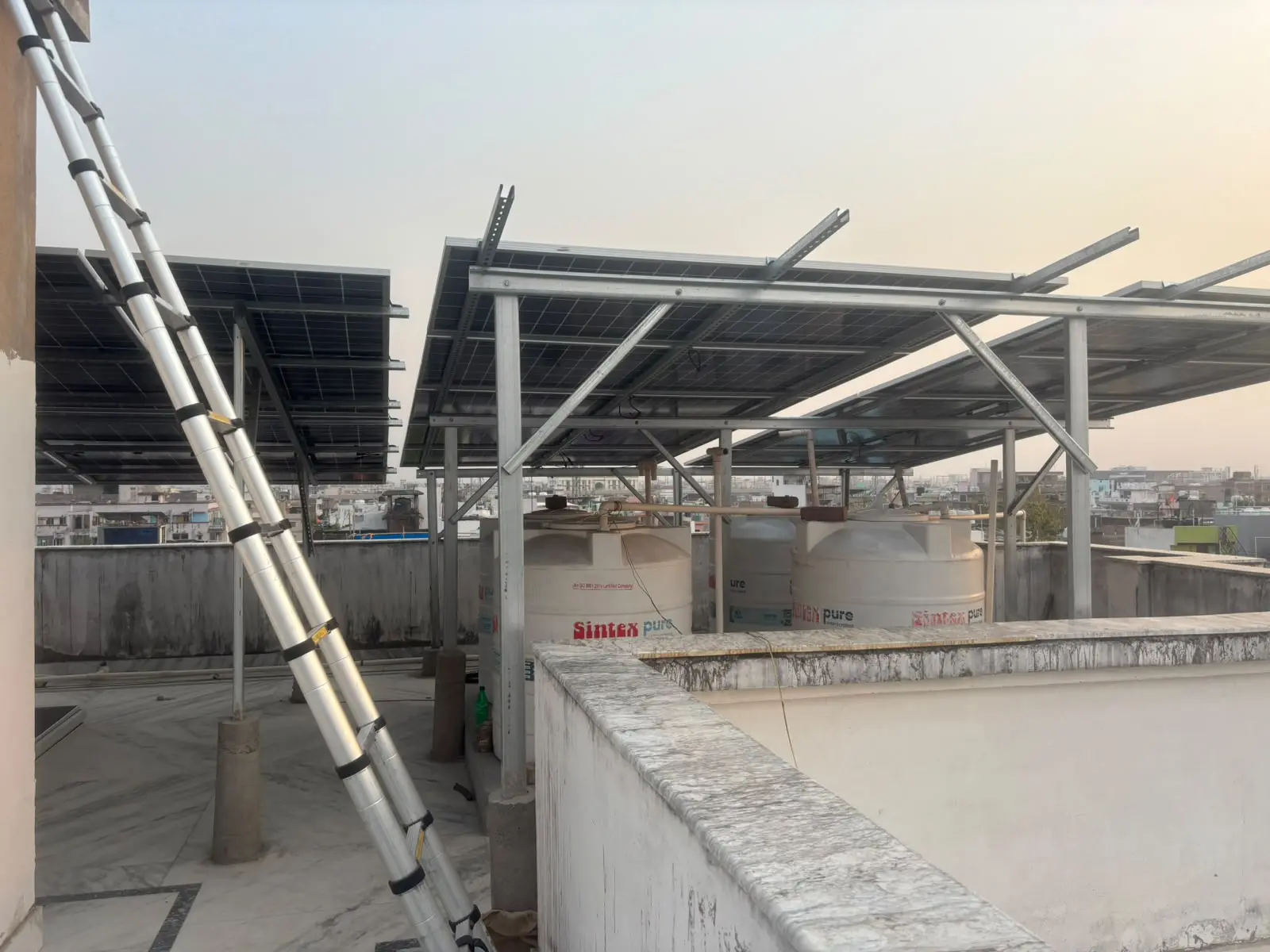 Elevated solar structure on a rooftop